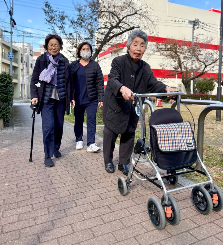 仲間と並んで街を歩く人たち