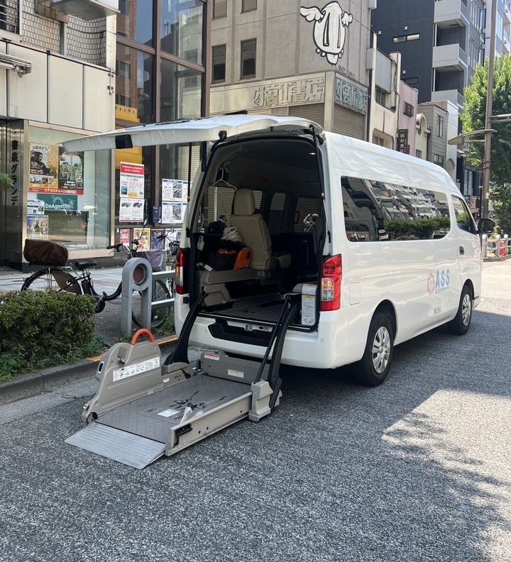 リフトを下ろした福祉車両